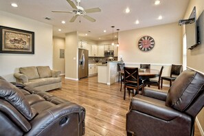 TV - Comal River Cottages Hinman 161A (New Braunfels)