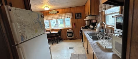 Réfrigérateur, four à micro-ondes, un four, surface de cuisson