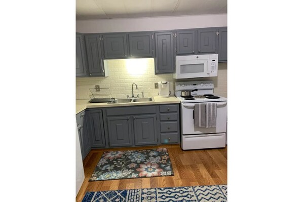 冷蔵庫、電子レンジ、オーブン、コンロ