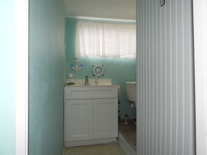 Comfort Suite, 1 King Bed with Sofa bed, Hot Tub, River View | Bathroom | Shower, hair dryer, towels, soap - Marker 99 Resort (Melbourne)