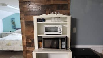 Comfort Suite, 1 King Bed with Sofa bed, Hot Tub, River View | Private kitchenette | Mini-fridge, microwave, stovetop, coffee/tea maker