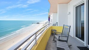 Un balcone con vista sulla spiaggia e sull'oceano.