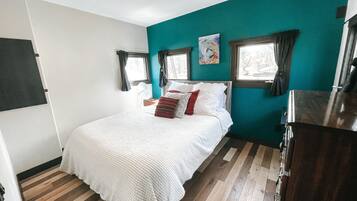 2 bedrooms, desk, iron/ironing board, free WiFi