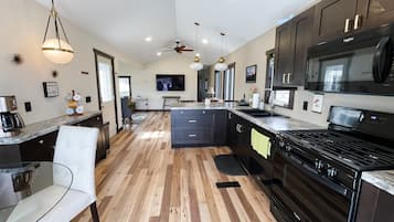 冰箱、微波炉、烤箱、炉灶