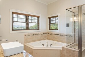 Regal Vistas 2 Bedroom Presidential Condo with Spa Tub/Full Kitchen | Baño | Secador de pelo, toallas, jabón y papel higiénico