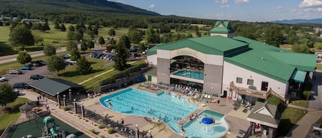 2 piscine coperte, piscina stagionale all'aperto, lettini