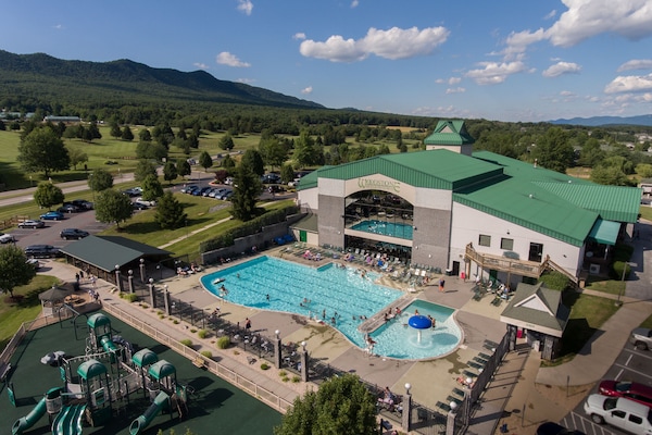 2 piscines couvertes, piscine extérieure (ouverte en saison)