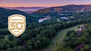 Un campo de golf con un logotipo que indica un aniversario número 50.