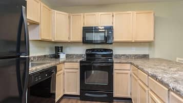 Eagle Trace 1 Bedroom Condo with Full Kitchen | Private kitchen | Coffee/tea maker