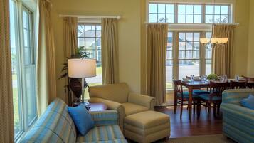 Regal Vistas 2 Bedroom Presidential Condo with Spa Tub/Full Kitchen | 隔音、熨斗/熨衣板、免费 WiFi、床单