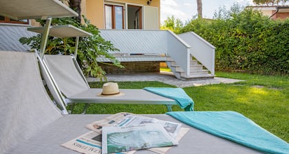 Villa near the sea exclusive garden, parking, wi -fi, bbq