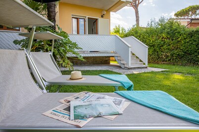 Villa near the sea exclusive garden, parking, wi -fi, bbq