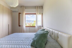 3 slaapkamers, een strijkplank/strijkijzer, reisbedje, gratis wifi