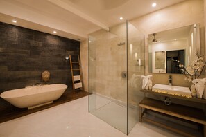 Bathtub, hair dryer, towels, soap - FREE ROOMs  RARE HORIZON CLUB! SECRET LOUNGE
PERKS:BREAKFAST, MASSAGE, 8-3BRs (Seminyak)