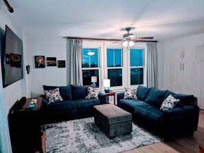 智能电视、DVD 播放器、书、立体声音响