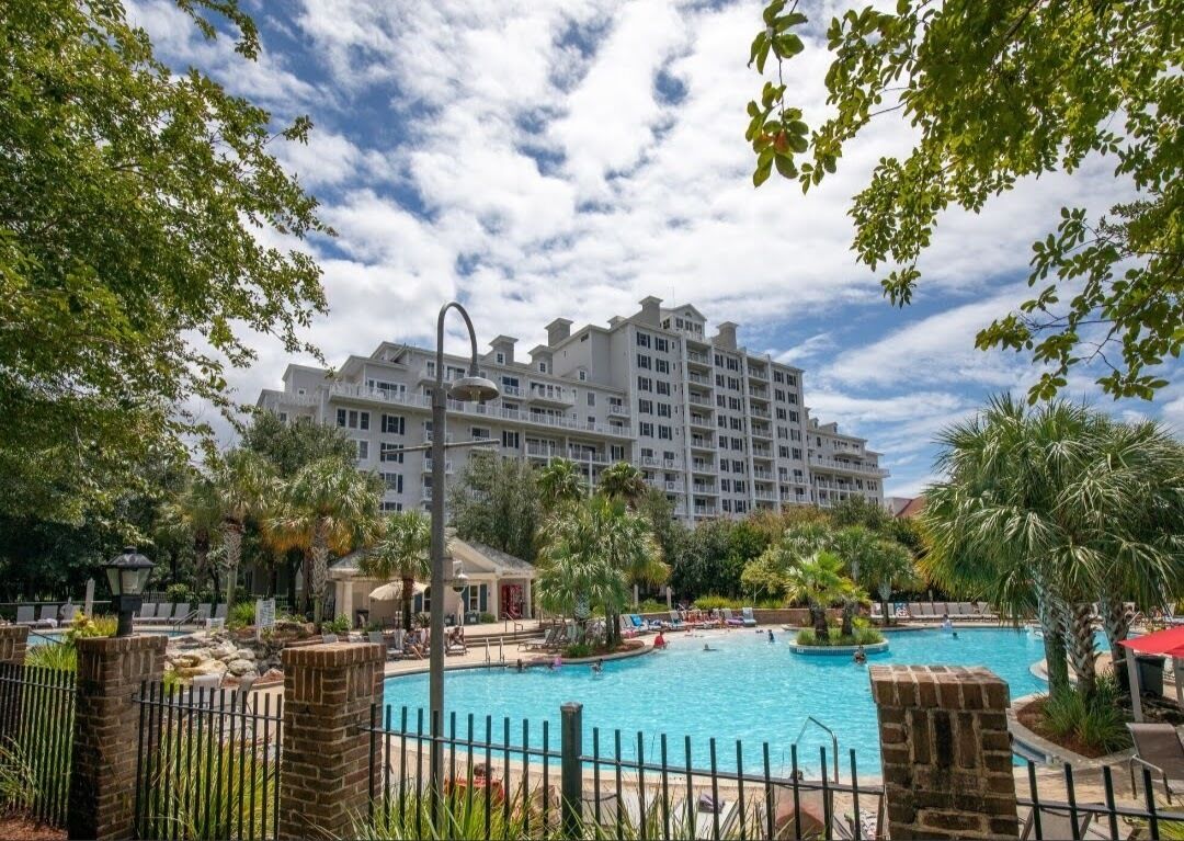 Utendørsbasseng og et oppvarmet basseng