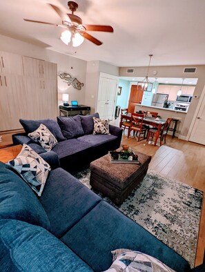 Smart TV, lettore DVD, libri, impianto stereo