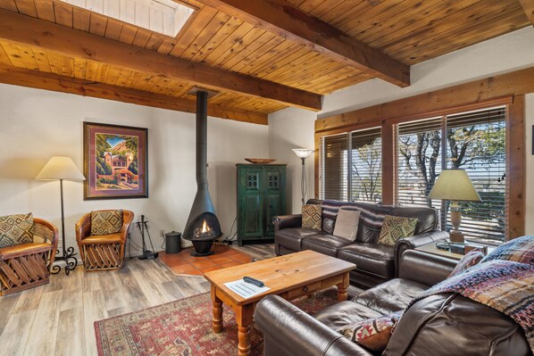 Smart TV, chimenea, reproductor de DVD y libros