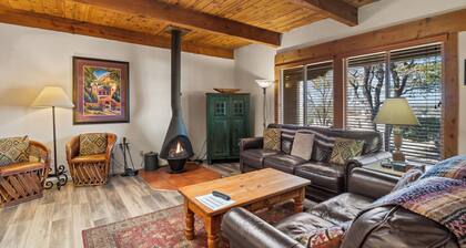 Fort Marcy 54 | Walk to Plaza | Kiva Fireplace | Full Kitchen | Hot Tub | Pool | Single Level
