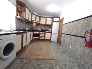 冰箱、微波炉、烤箱、炉灶