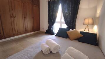 4 bedrooms, iron/ironing board, internet, bed sheets