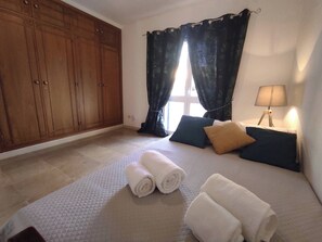 4 多间卧室、熨斗/熨衣板、上网接入、床单