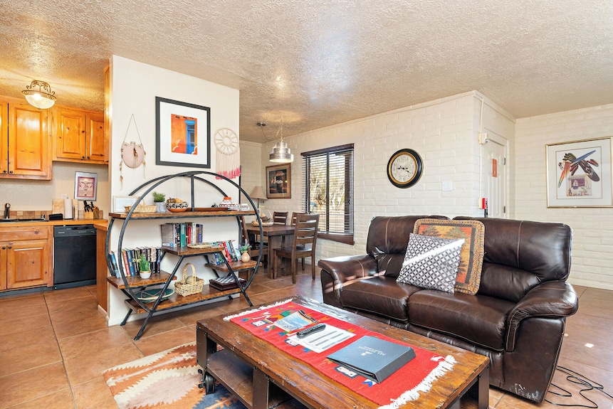 Fort Marcy 99 | Walk To Plaza | Full Kitchen | Hot Tub | Pool | End Unit | Single Level - Santa Fe, NM