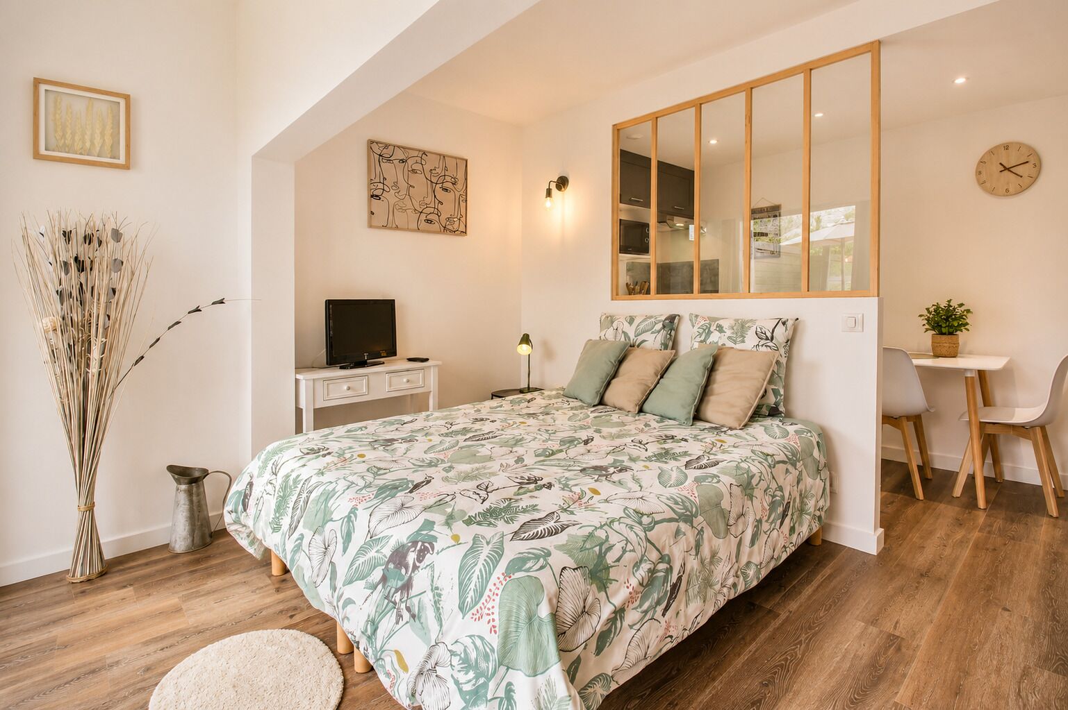 1 slaapkamer, een strijkplank/strijkijzer, gratis wifi, beddengoed