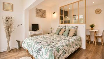 1 slaapkamer, een strijkplank/strijkijzer, gratis wifi, beddengoed