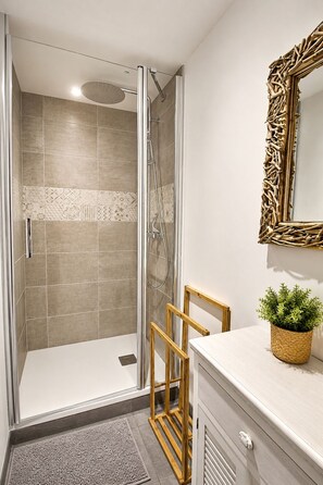 Shower, hair dryer, towels, soap - "L'Aube - Private SPA - Quiet location (Surzur)