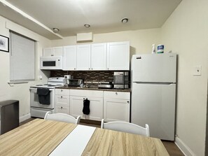 Fridge, microwave, stovetop, coffee/tea maker - Downtown Home - Close to Topgolf, Ravens Stadium, Orioles Park, UM Baltimore (Baltimore)