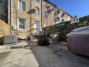 Outdoor dining - Downtown Home - Close to Topgolf, Ravens Stadium, Orioles Park, UM Baltimore (Baltimore)