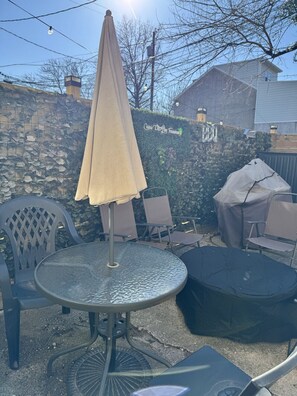 Outdoor dining - Downtown Home - Close to Topgolf, Ravens Stadium, Orioles Park, UM Baltimore (Baltimore)