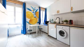 Réfrigérateur, micro-ondes, cafetière/bouilloire, grille-pain