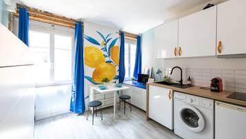 Réfrigérateur, micro-ondes, cafetière/bouilloire, grille-pain