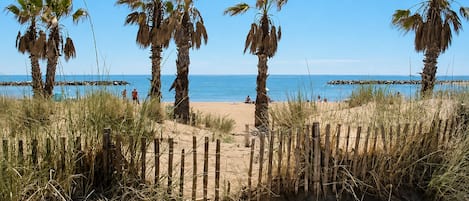 På stranden