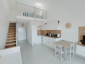 Frigorífico, microondas, horno y placa de cocina