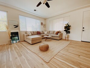 Smart TV, fireplace, computer monitors - Sun Gold house -Pool&Spa, Fire pit and more! (Indio)