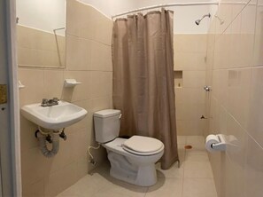 高級客房, 2 張標準雙人床 | 浴室 | 淋浴設備、提供毛巾、番梘、洗頭水