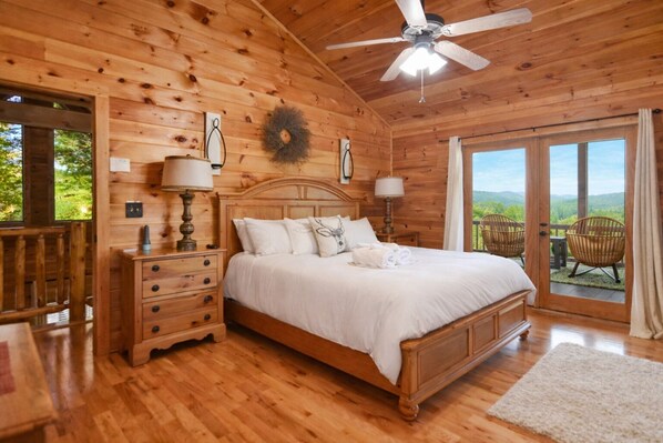 3 室のベッドルーム、アイロン / アイロン台、WiFi (無料)、ベッドシーツ