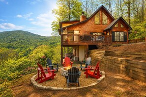 A log cabin with a deck, a fire pit, and outdoor seating. - Mountain view cabin | Hot tub | Peloton | Arcade | King | 11 mile to Blue Ridge (Mineral Bluff)