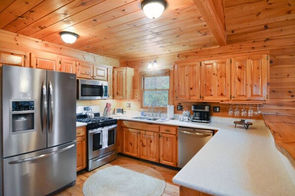 Réfrigérateur, four à micro-ondes, un four, surface de cuisson