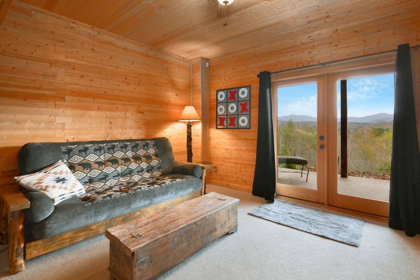 Smart-TV, Kamin, Videospiele, Bücher