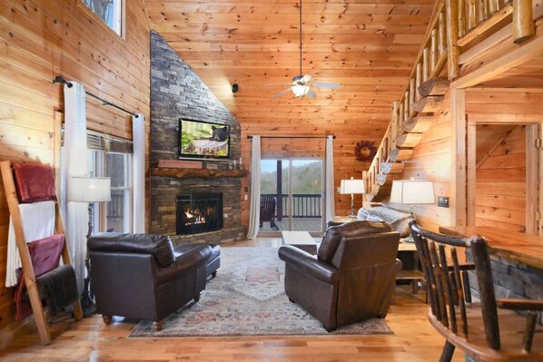 Smart TV, fireplace, video games, books - Blue Ridge Mountain Views: Couple's Paradise Cabin: Hot Tub: Fire Pit: Arcade (Mineral Bluff)