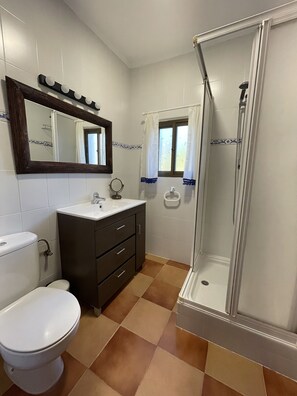 Bruser, hårtørrer, håndklæder, Toiletpapir