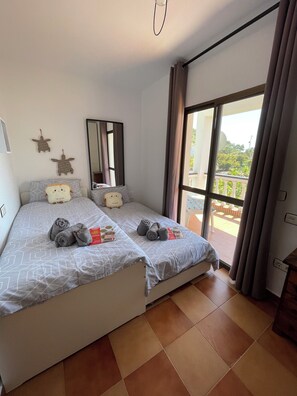 2 slaapkamers, een strijkplank/strijkijzer, reisbedje, gratis wifi