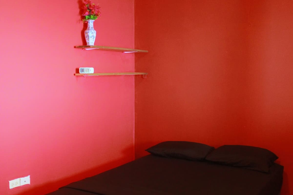 1 bedroom, down comforters, Tempur-Pedic beds, free WiFi