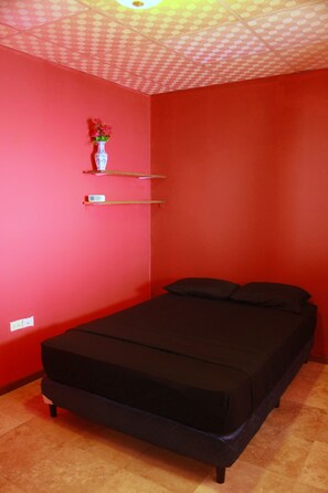 Down duvets, Tempur-Pedic beds, free WiFi - Twin Fin Plaza (Bocas del Toro)