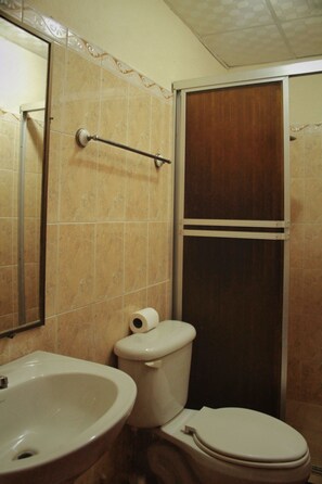 Habitación Confort | Baño | Ducha, cabezal de ducha tipo lluvia y toallas