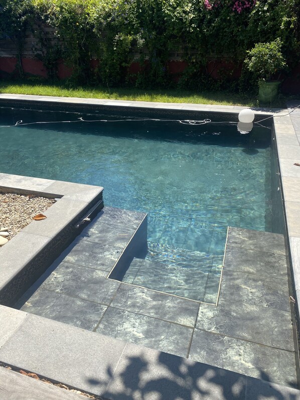 Alberca al aire libre y alberca climatizada